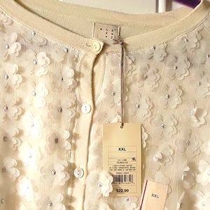 A woman's ××-large Ivory color sweater